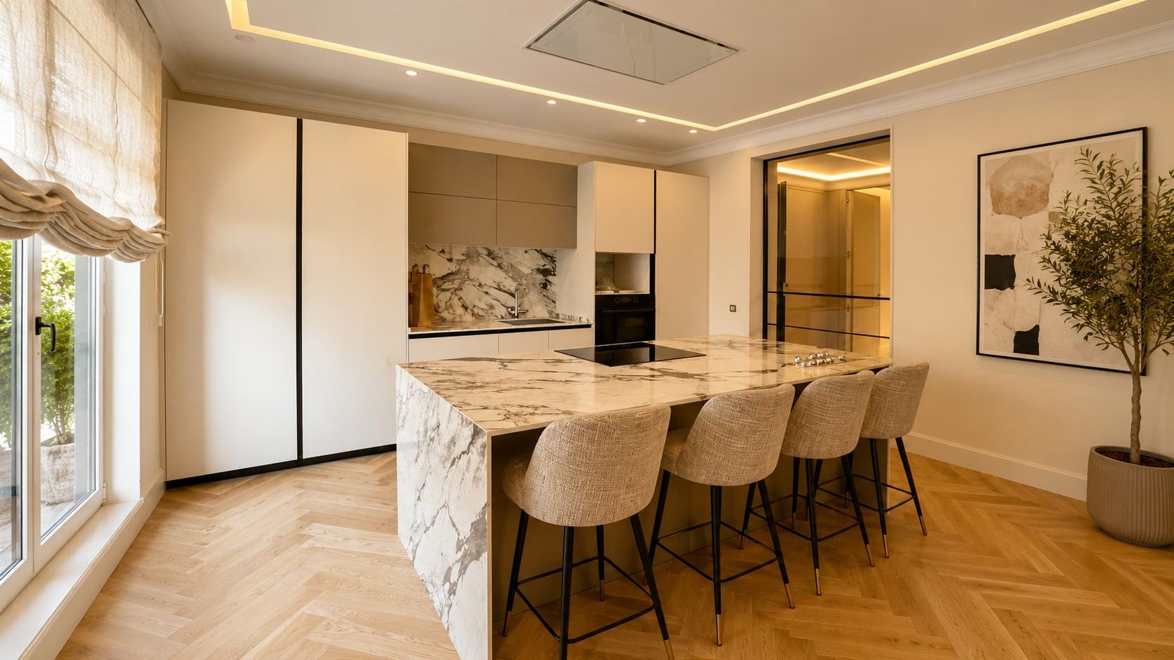 Cocina con isla de piedra tras la reforma integral de un chalet en Pozuelo de Alarcón