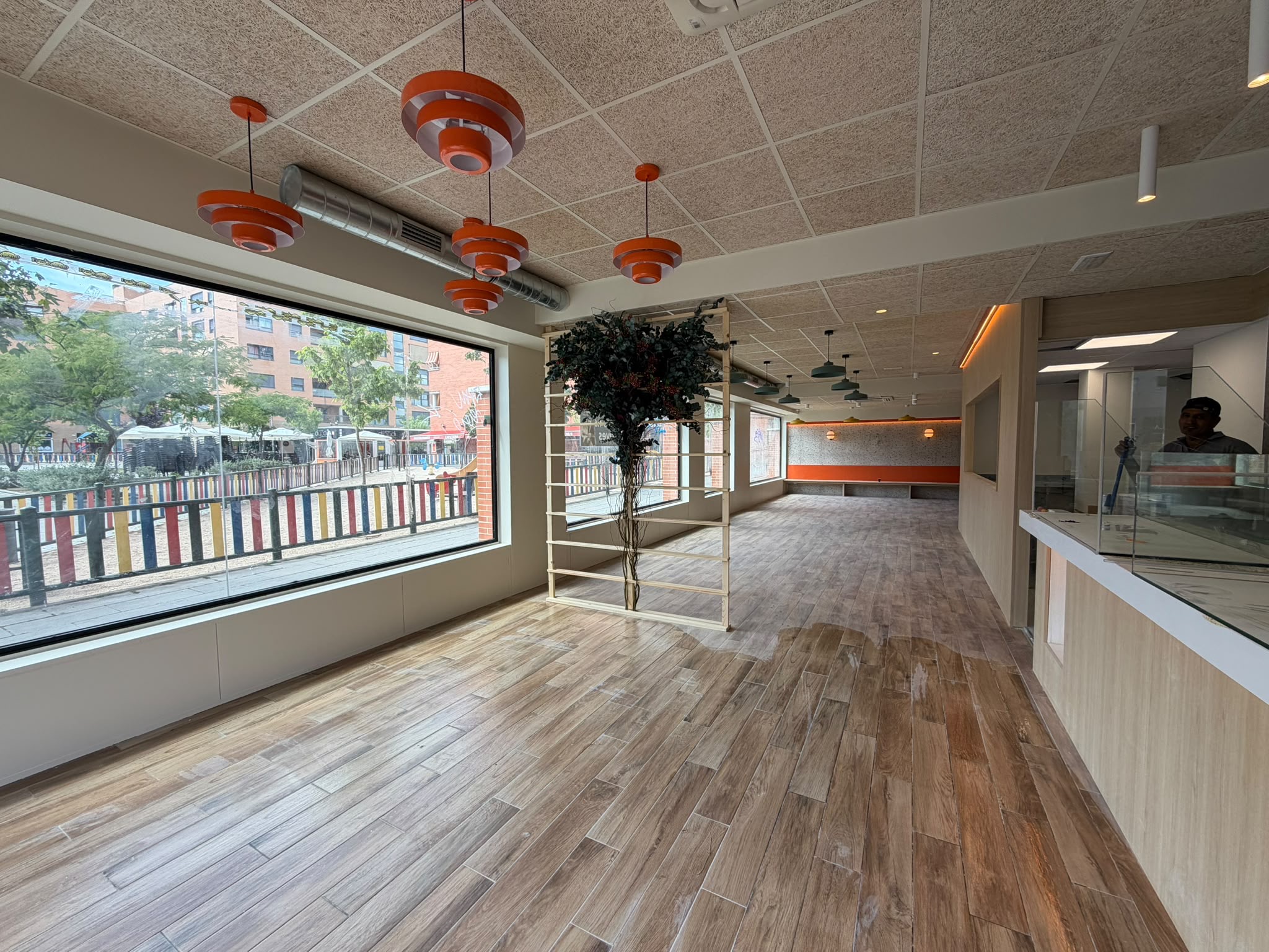 reforma-integral-mostrador-madera-techo-tecnico-madrid