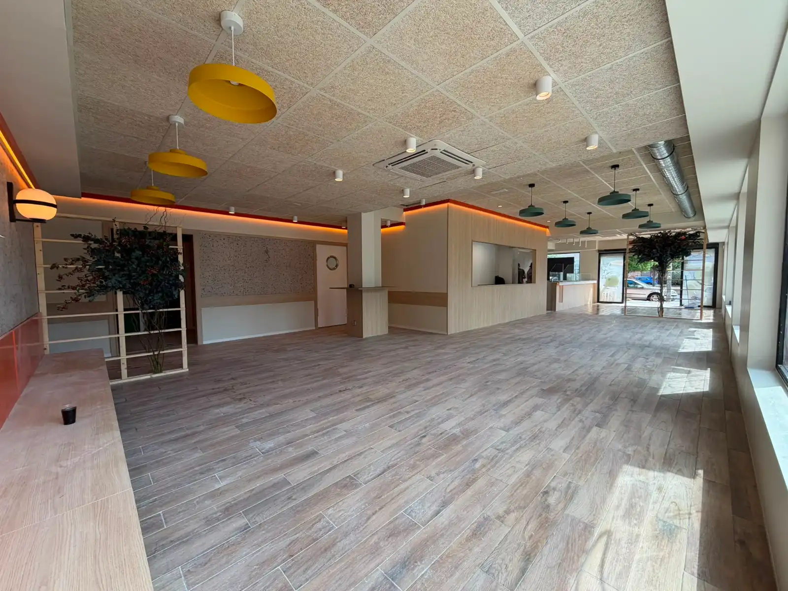 Reforma integral de local comercial con suelo porcelánico imitación madera y techo técnico en Madrid